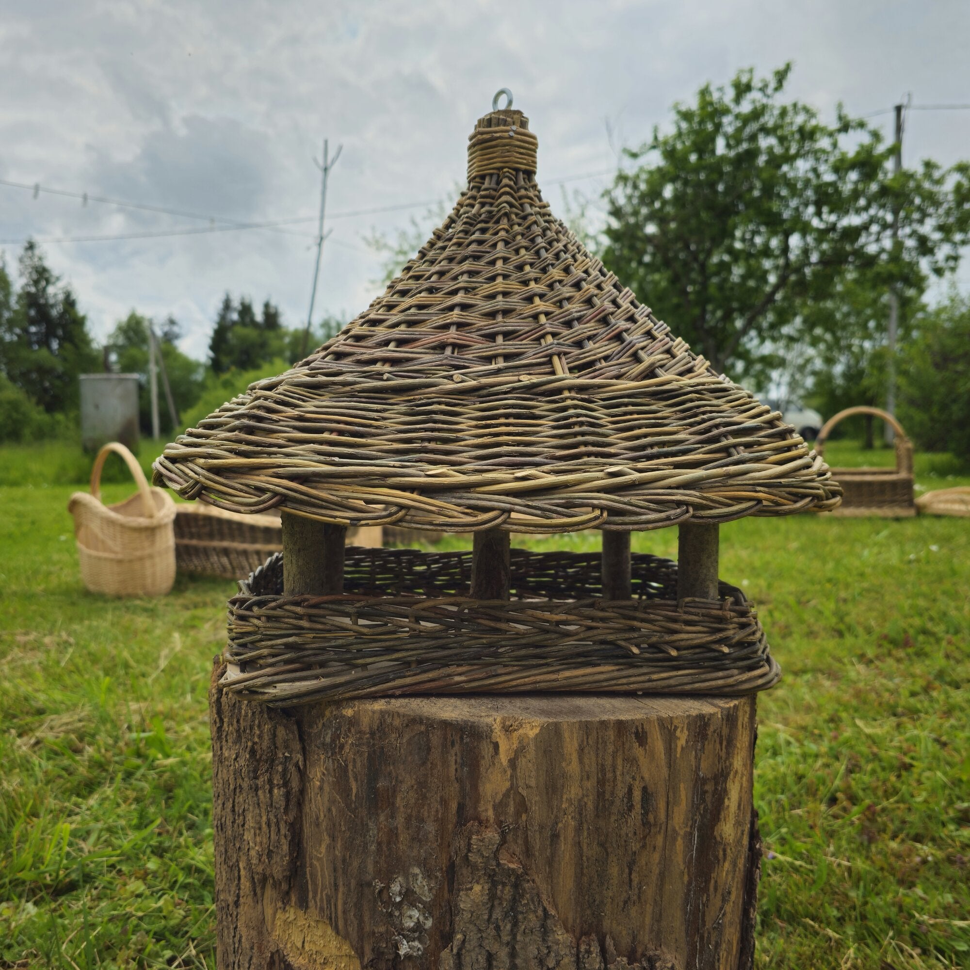 Wicker bird feeder 014b
