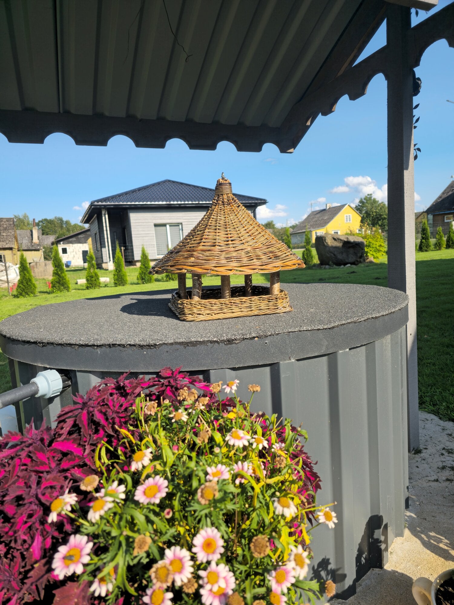 Wicker bird feeder 014b