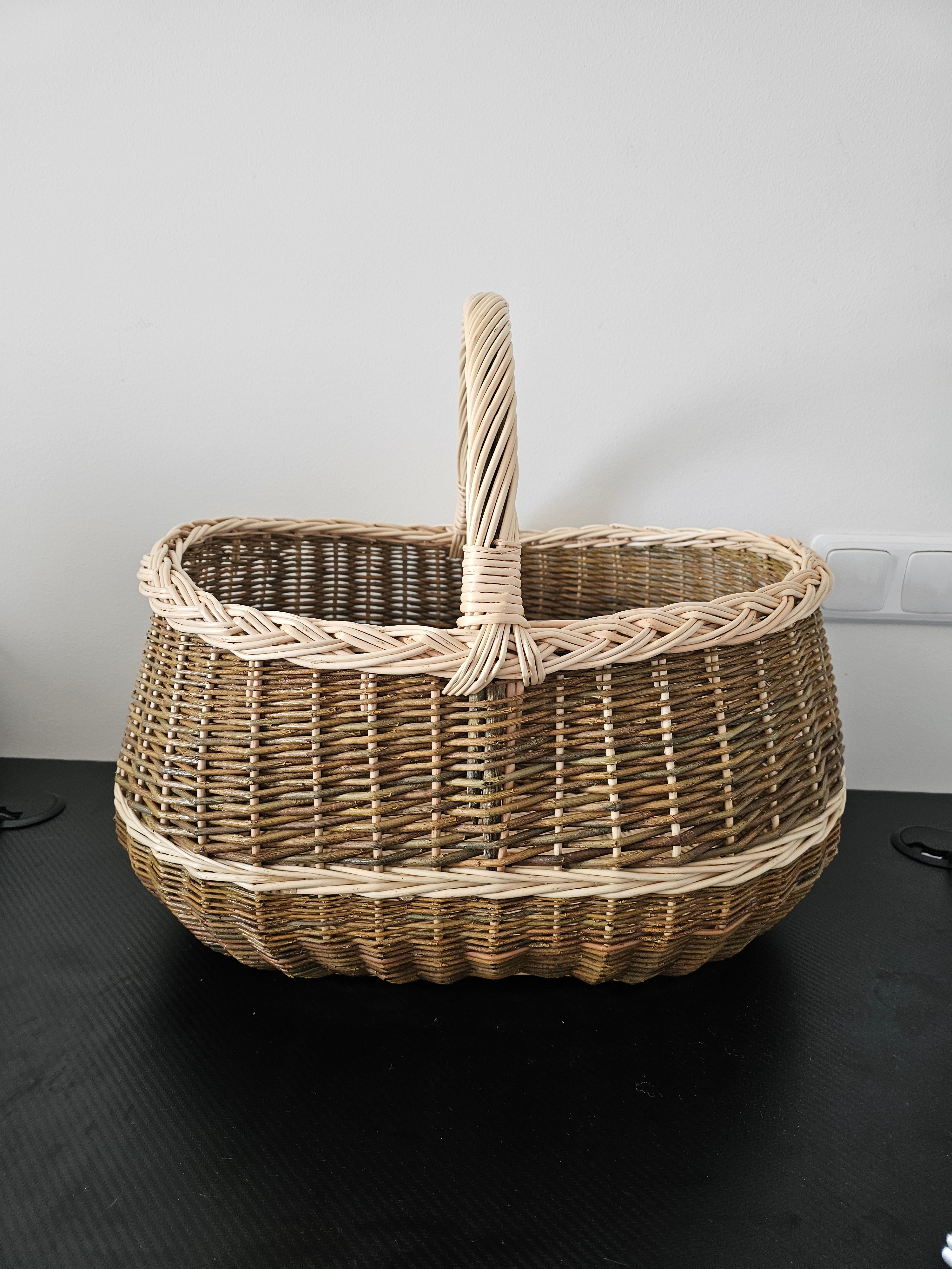 Large wicker basket 047b