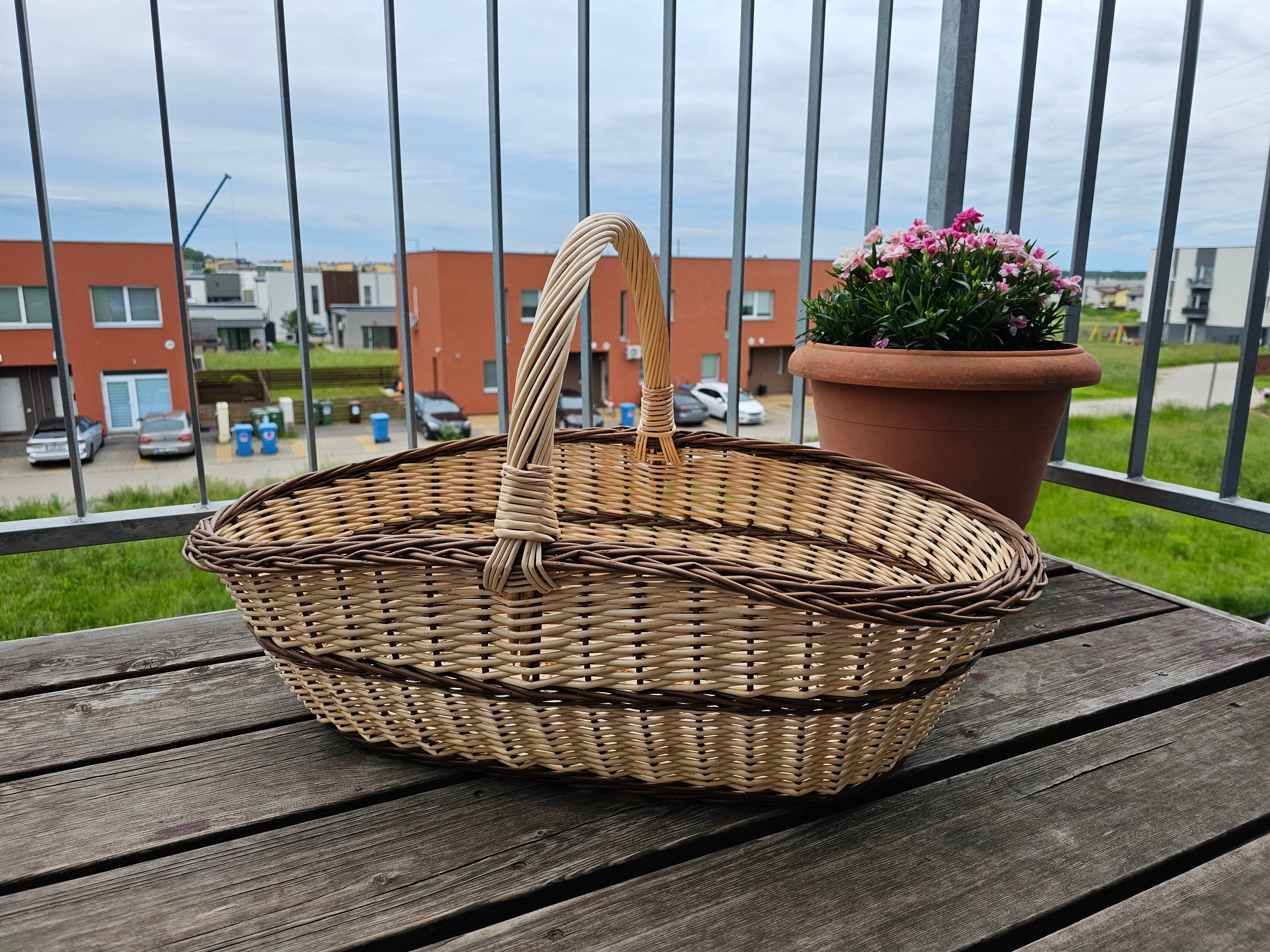 Extra Large Wicker Basket — close-up of the woven willow