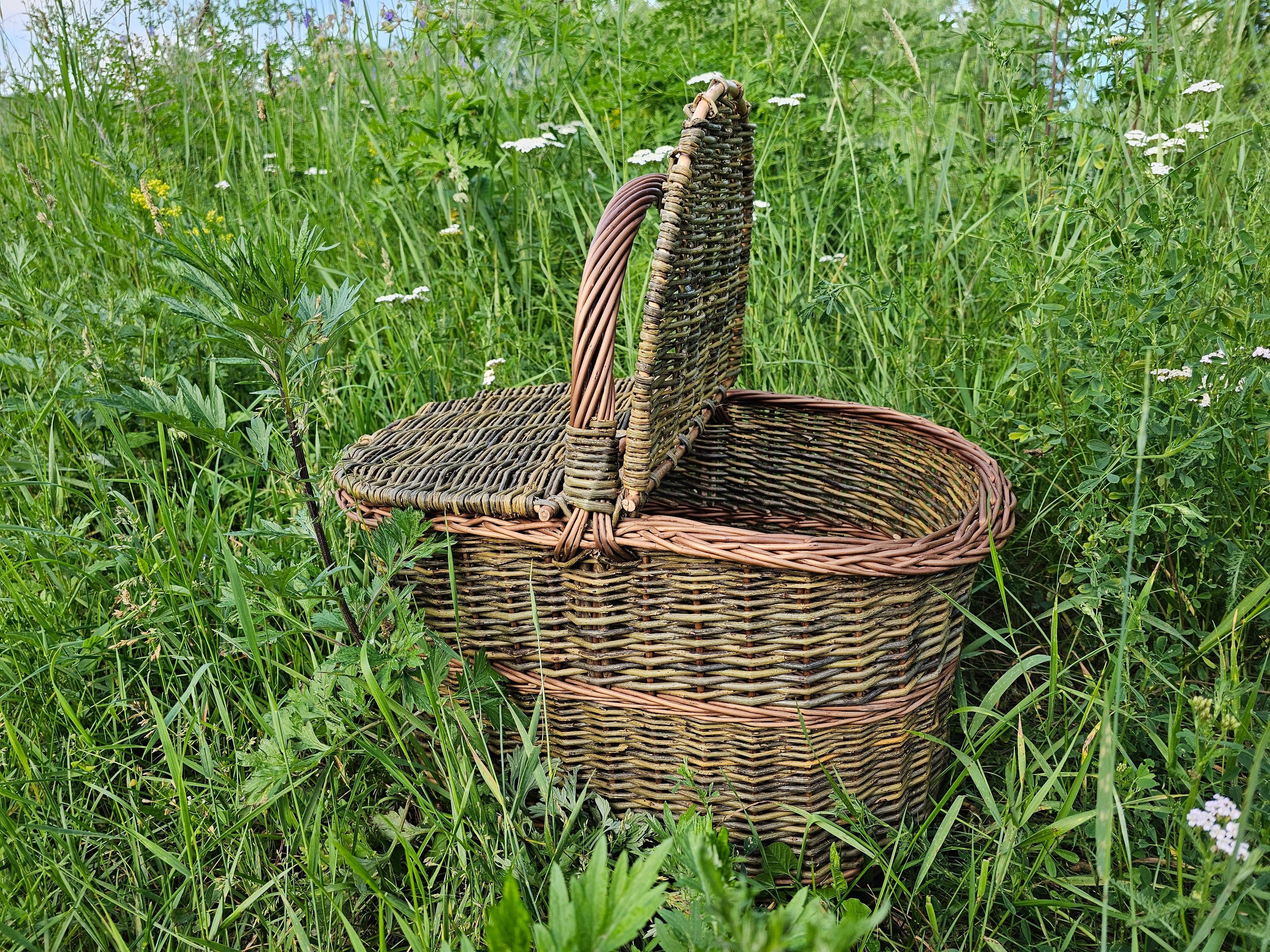 Dark picnic basket 011b