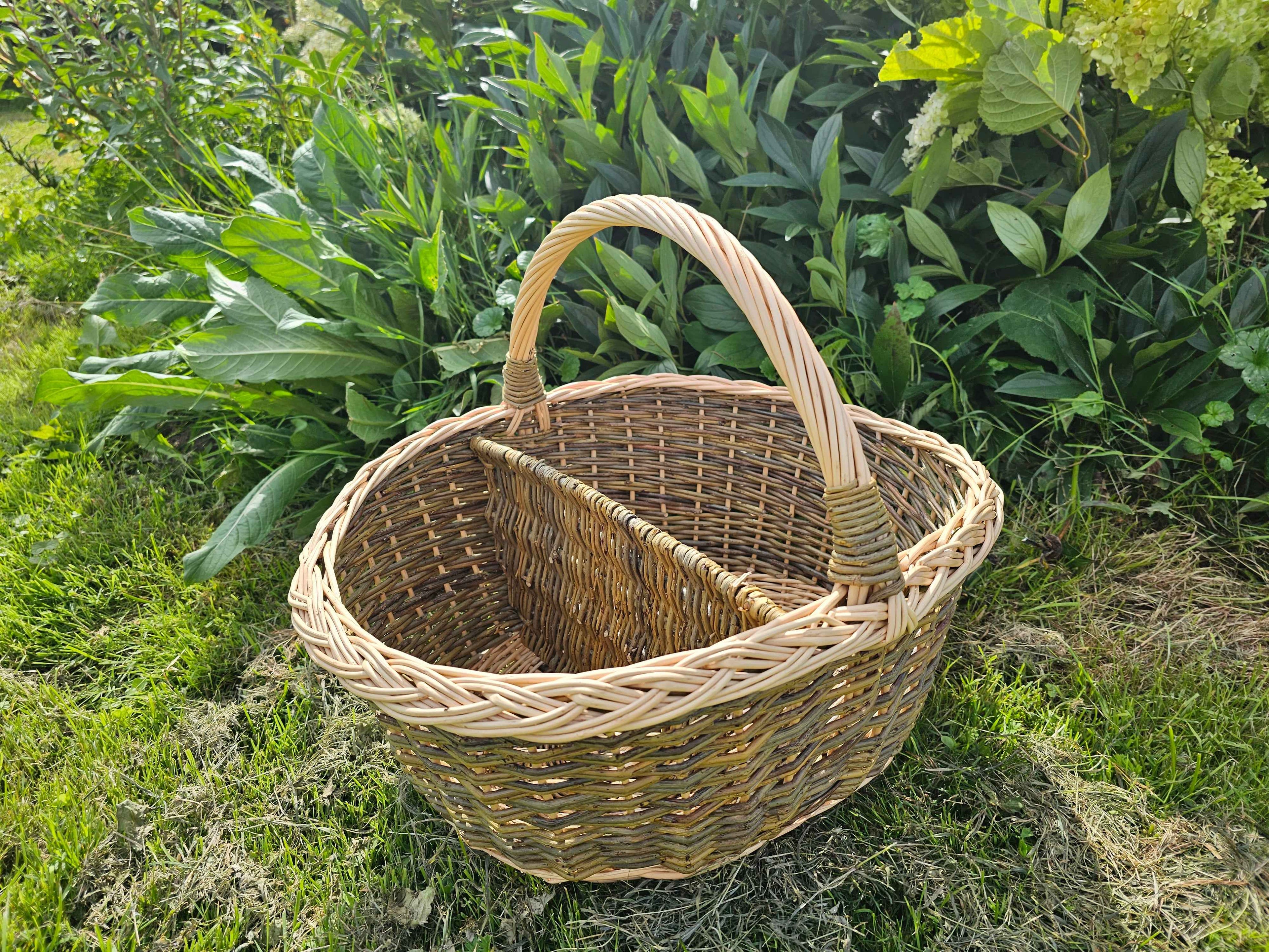 Wicker Picnic Basket with Divider — side view