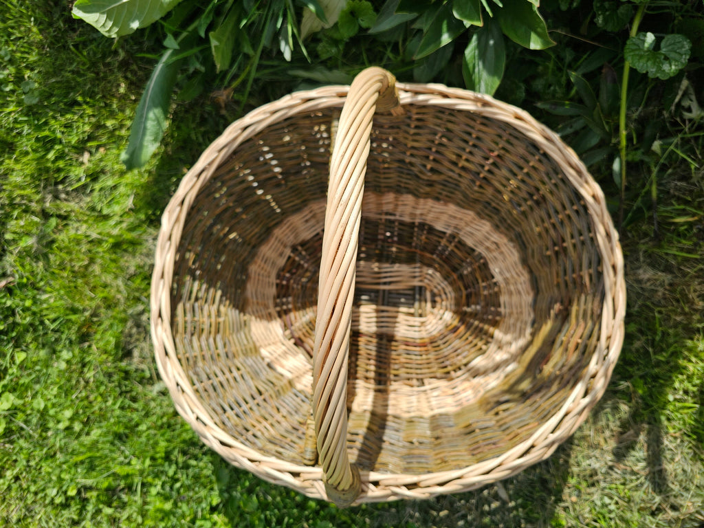 Wicker Picnic Basket with Divider — base of the weave