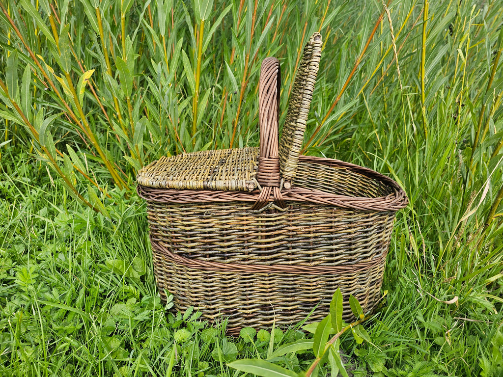 Dark picnic basket 011b